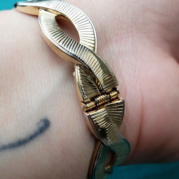 2/20$ Vintage Monet gold tone bracelet - Picture 4 of 8